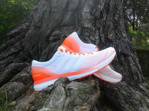 Las zapatillas Adizero Boston 6, en la media suela, esta integrada la tecnología Boost, que se encarga de lo que tiene que ver con la amortiguación y la respuesta. Además, esta integrada también la EVA, que en esta zapatilla es de color naranja, esta se encarga de poner el punto de estabilidad en la mezcla.